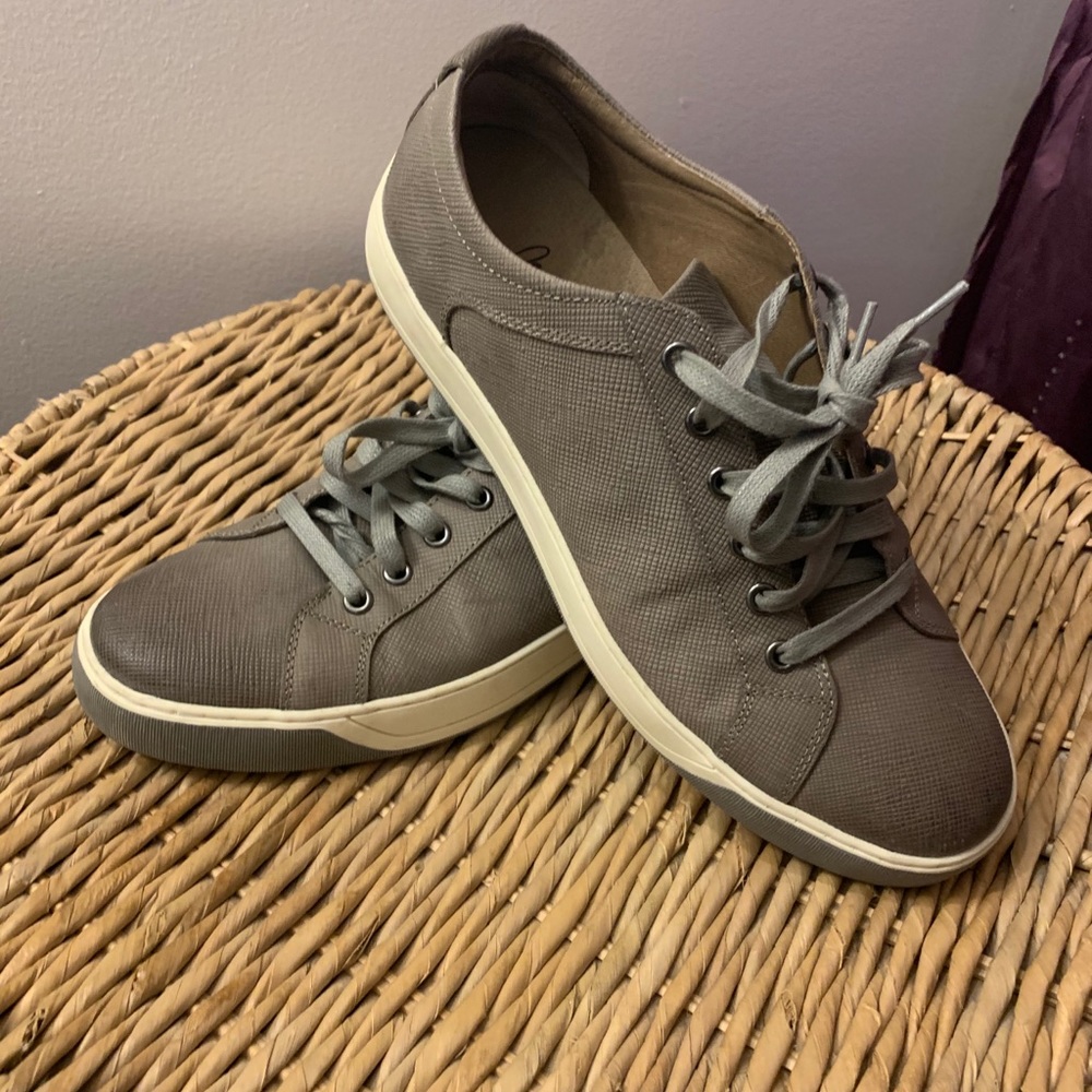 Men’s grey sneaker